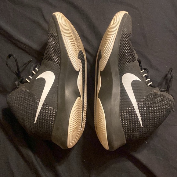 Black and white NIKE Air Precision Court shoes. - Picture 5 of 5